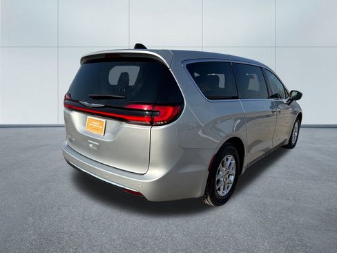 Certified 2023 Chrysler Pacifica Touring-L image 6