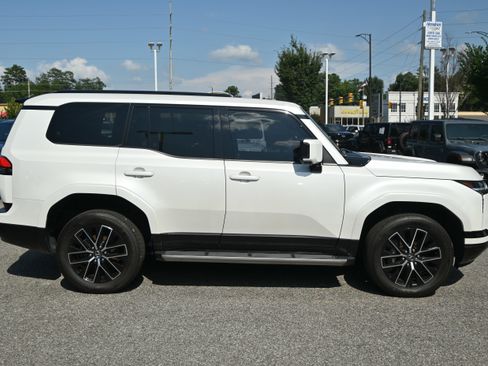 Used 2024 Lexus GX 550 w/ Cold Area Package AWD/4WD image 11