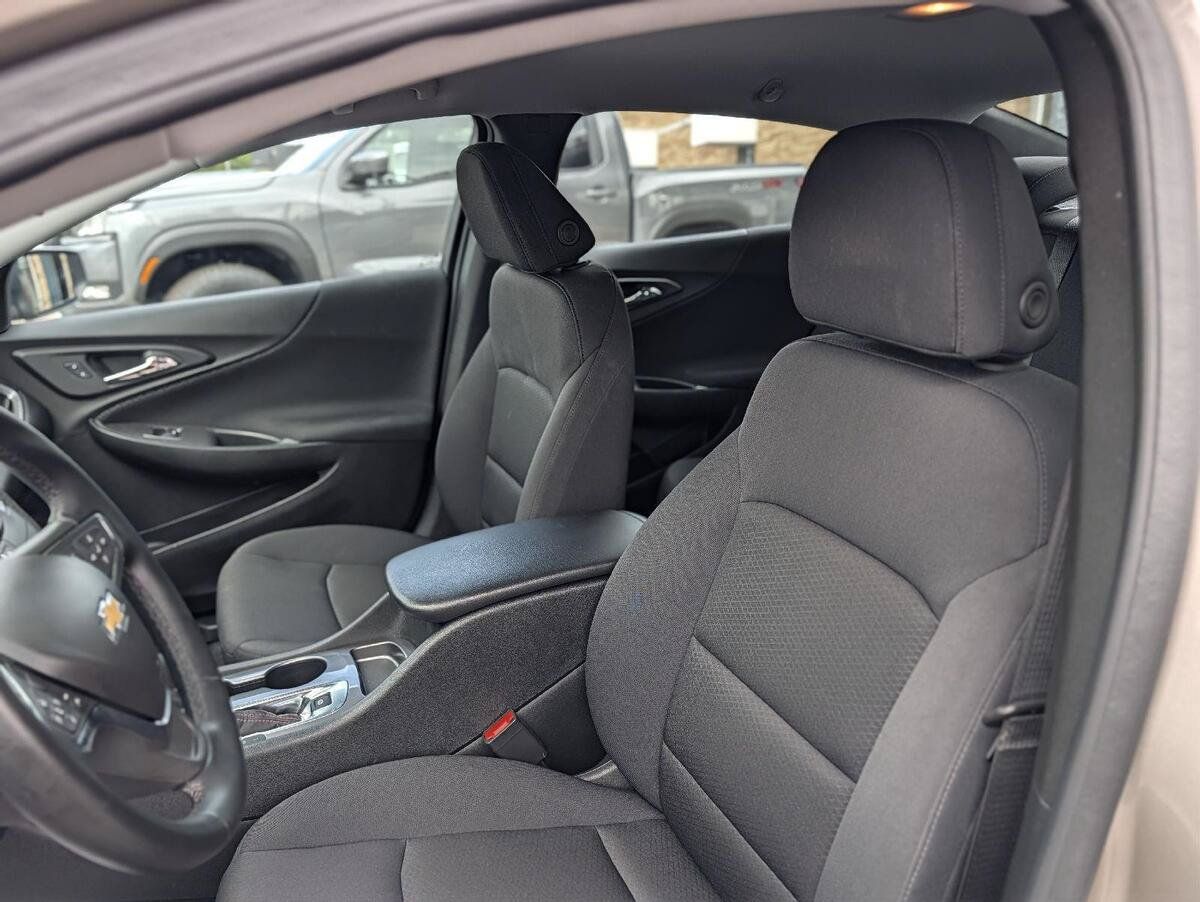 Used 2025 Chevrolet Malibu RS FWD image 19