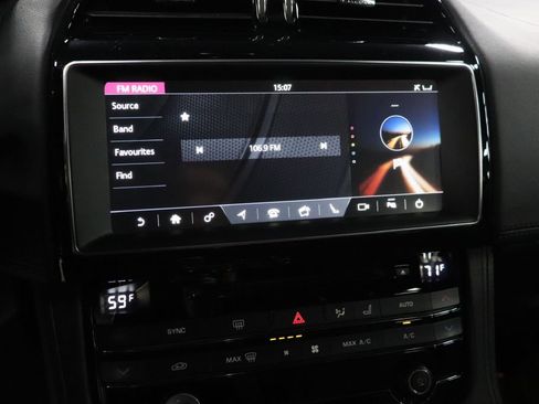 Used 2019 Jaguar F-PACE Prestige image 33