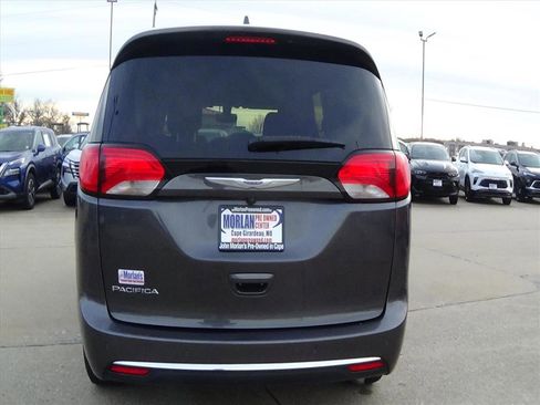 Used 2020 Chrysler Pacifica Touring w/ Tire & Wheel Group image 7