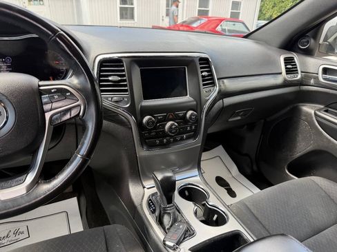 Used 2019 Jeep Grand Cherokee Laredo AWD/4WD image 11