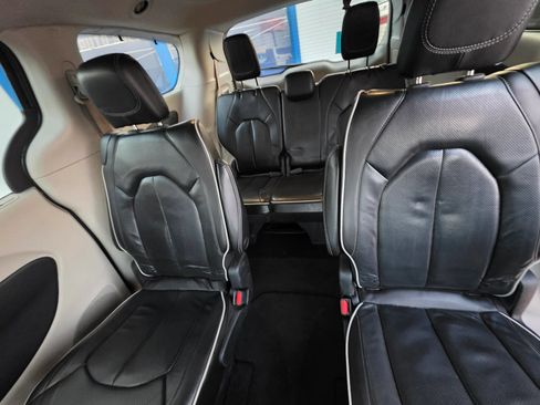 Used 2022 Chrysler Pacifica Limited AWD/4WD image 10