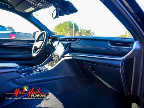 Used 2024 Jeep Grand Cherokee Altitude image 12