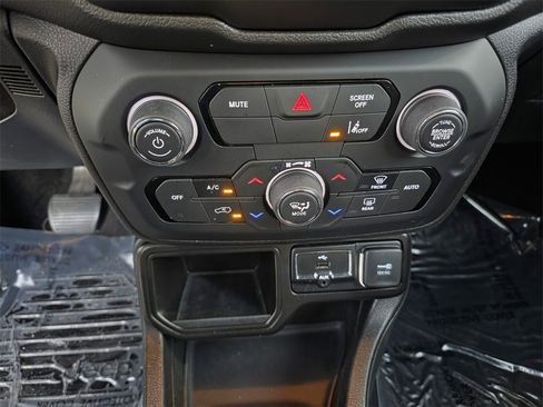 Used 2021 Jeep Renegade Latitude image 24