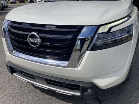Used 2022 Nissan Pathfinder Platinum w/ Cargo Package FWD image 10