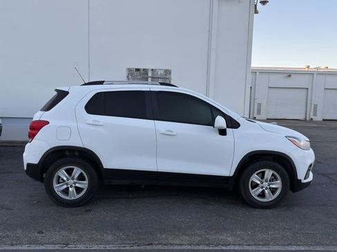 Used 2022 Chevrolet Trax LT w/ LT Convenience Package image 2