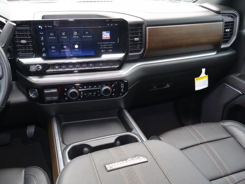 Used 2025 Chevrolet Silverado 2500 High Country w/ High Country Premium Package AWD/4WD image 13