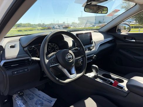 Used 2025 Nissan Altima 2.5 SV FWD image 45