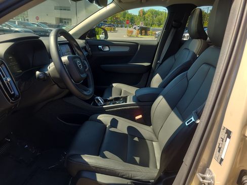 Used 2025 Volvo XC40 B5 Plus w/ Climate Package AWD/4WD image 16