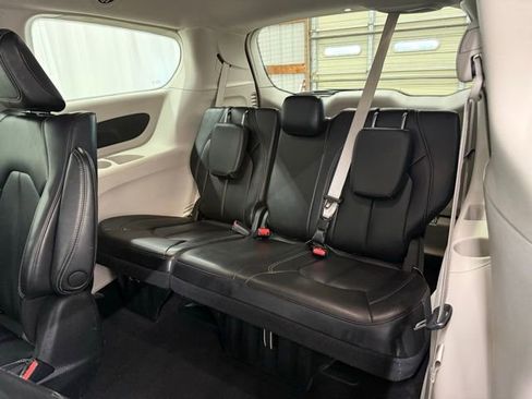 Used 2023 Chrysler Pacifica Touring-L image 22