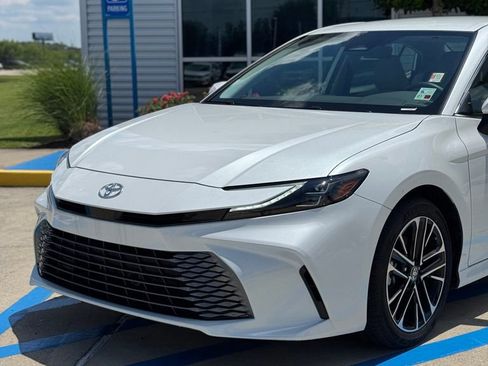 Used 2026 Toyota Camry XLE FWD image 2