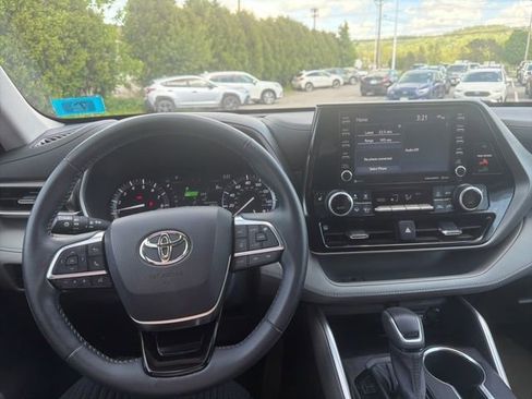 Used 2021 Toyota Highlander XLE AWD/4WD image 16