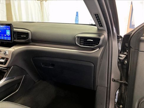 Used 2022 Ford Explorer XLT w/ Equipment Group 202A AWD/4WD image 15
