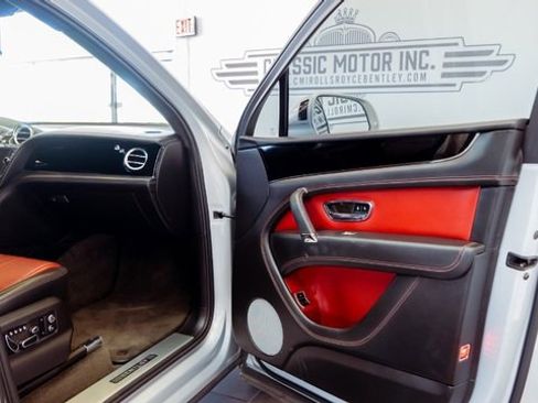 Used 2018 Bentley Bentayga image 19