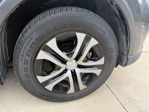 Used 2017 Toyota RAV4 LE FWD image 9