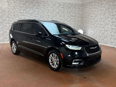 Used 2022 Chrysler Pacifica Touring image 1
