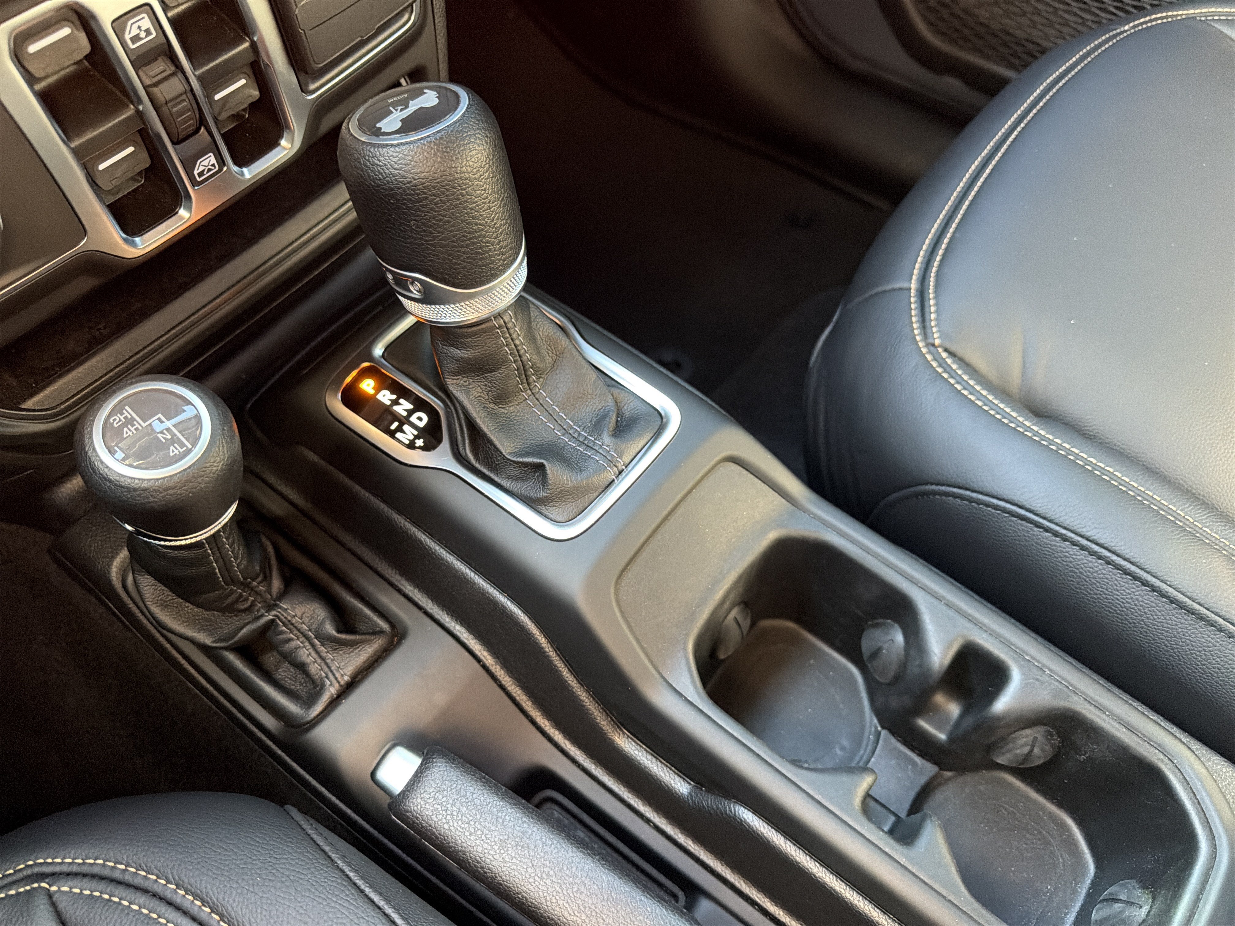 Used 2024 Jeep Wrangler Unlimited Sahara AWD/4WD image 36