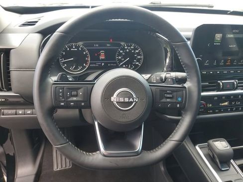 Used 2024 Nissan Pathfinder SL FWD image 17