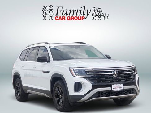 Used 2024 Volkswagen Atlas Peak Edition SE image 2