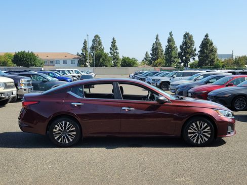 Used 2024 Nissan Altima 2.5 SV FWD image 5
