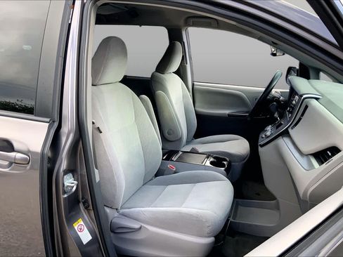 Used 2018 Toyota Sienna LE FWD image 9