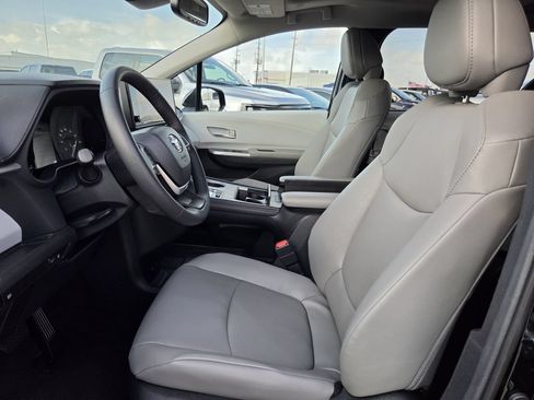 Used 2026 Toyota Sienna XLE FWD image 27