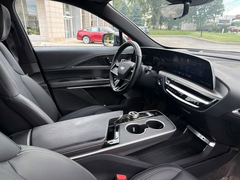 Certified 2025 Cadillac Lyriq Sport w/ LPO, Floor Liner Package AWD/4WD image 20