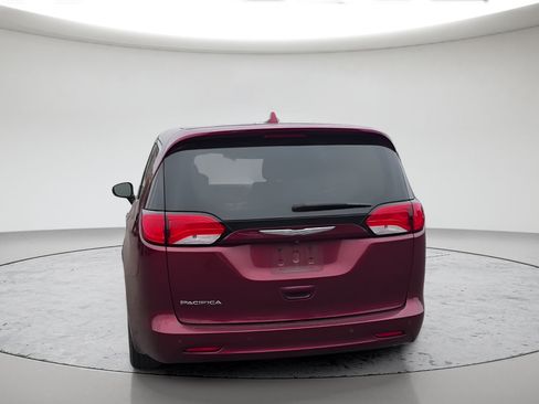 Used 2017 Chrysler Pacifica LX w/ Tire & Wheel Group FWD image 8