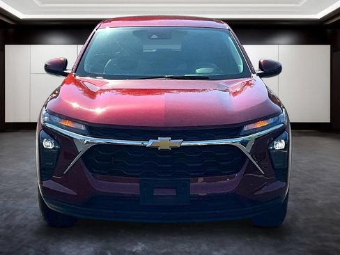 Used 2024 Chevrolet Trax LS w/ LS Convenience Package FWD image 2