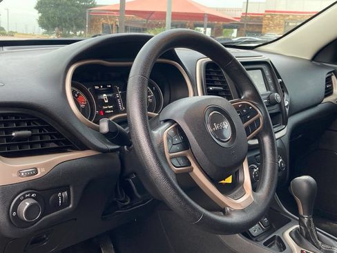 Used 2017 Jeep Cherokee Sport FWD image 9