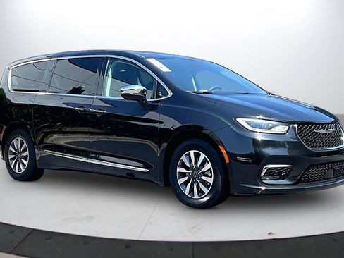 Used 2023 Chrysler Pacifica Limited FWD image 2