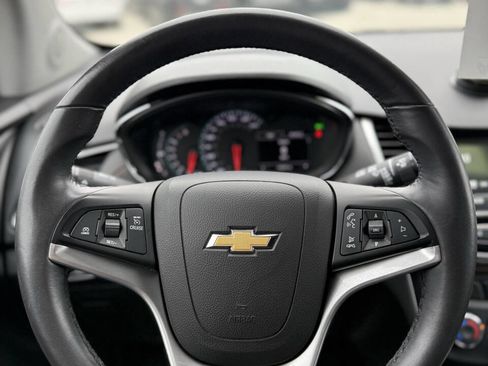 Used 2017 Chevrolet Trax LT w/ LT Convenience Package AWD/4WD image 18
