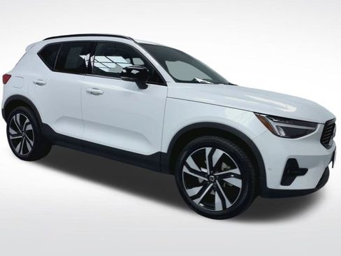Used 2024 Volvo XC40 B5 Plus w/ Protection Package Premier image 19