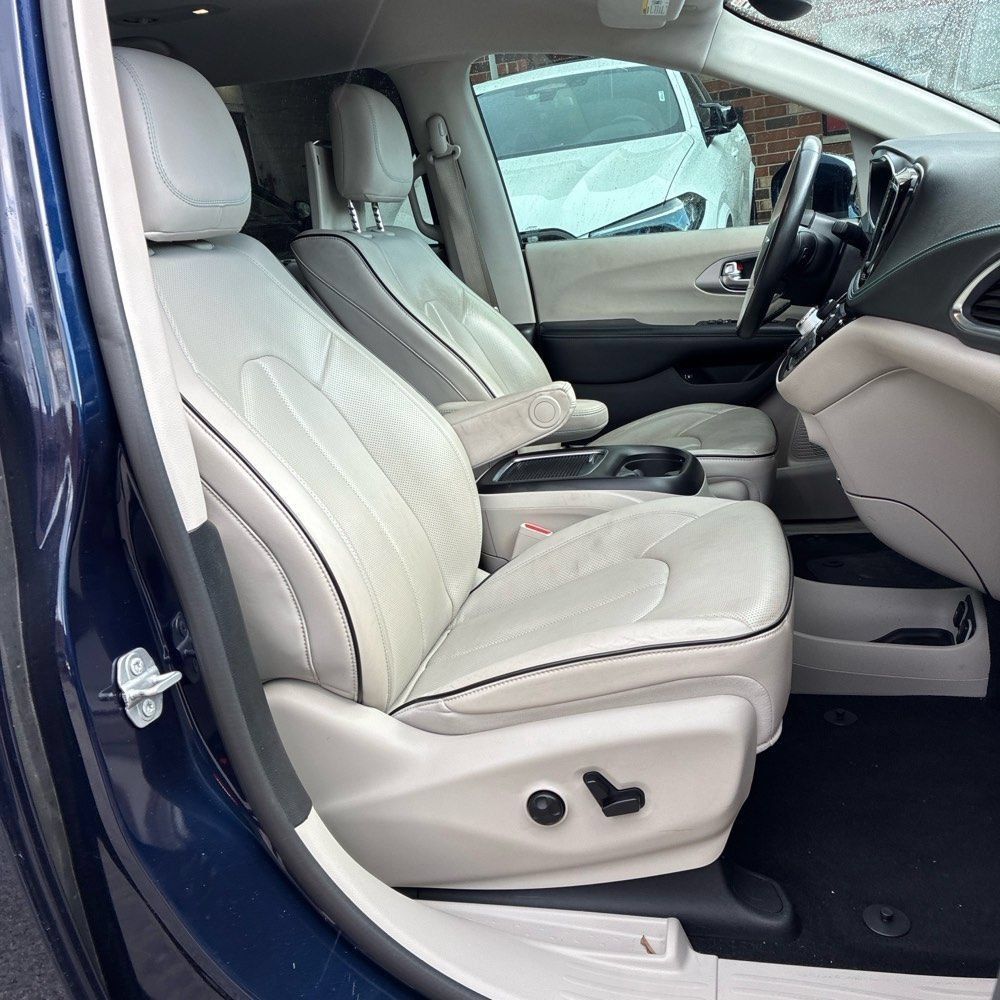 Used 2020 Chrysler Pacifica Limited w/ Advanced Safetytec Group FWD image 6