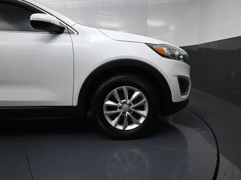 Used 2017 Kia Sorento LX w/ LX Convenience Package image 5