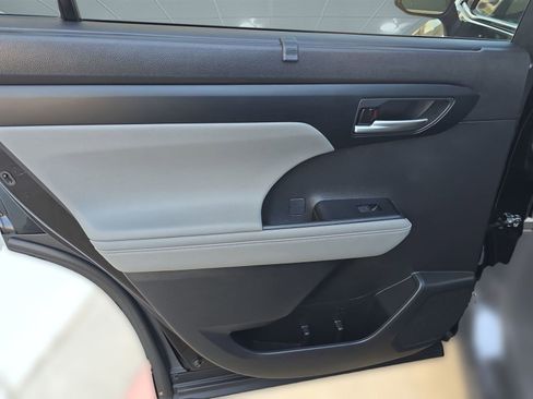 Used 2023 Toyota Highlander XLE image 17