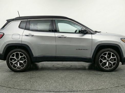 Used 2025 Jeep Compass Limited image 11