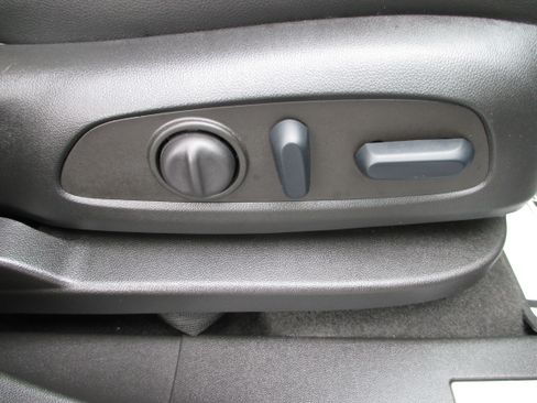 Used 2023 Chevrolet Equinox Premier image 19