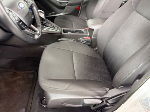 Used 2016 Ford Focus SE w/ SE Sport Package image 11