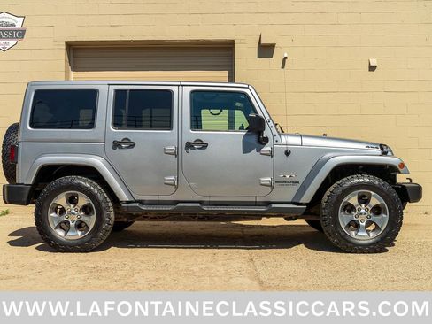 Used 2018 Jeep Wrangler Unlimited Sahara w/ Dual Top Group AWD/4WD image 18