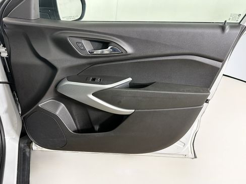 Used 2025 Chevrolet Trax LS FWD image 30