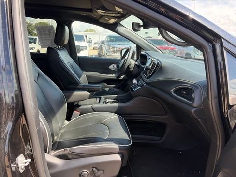 Used 2025 Chrysler Pacifica Limited FWD image 24