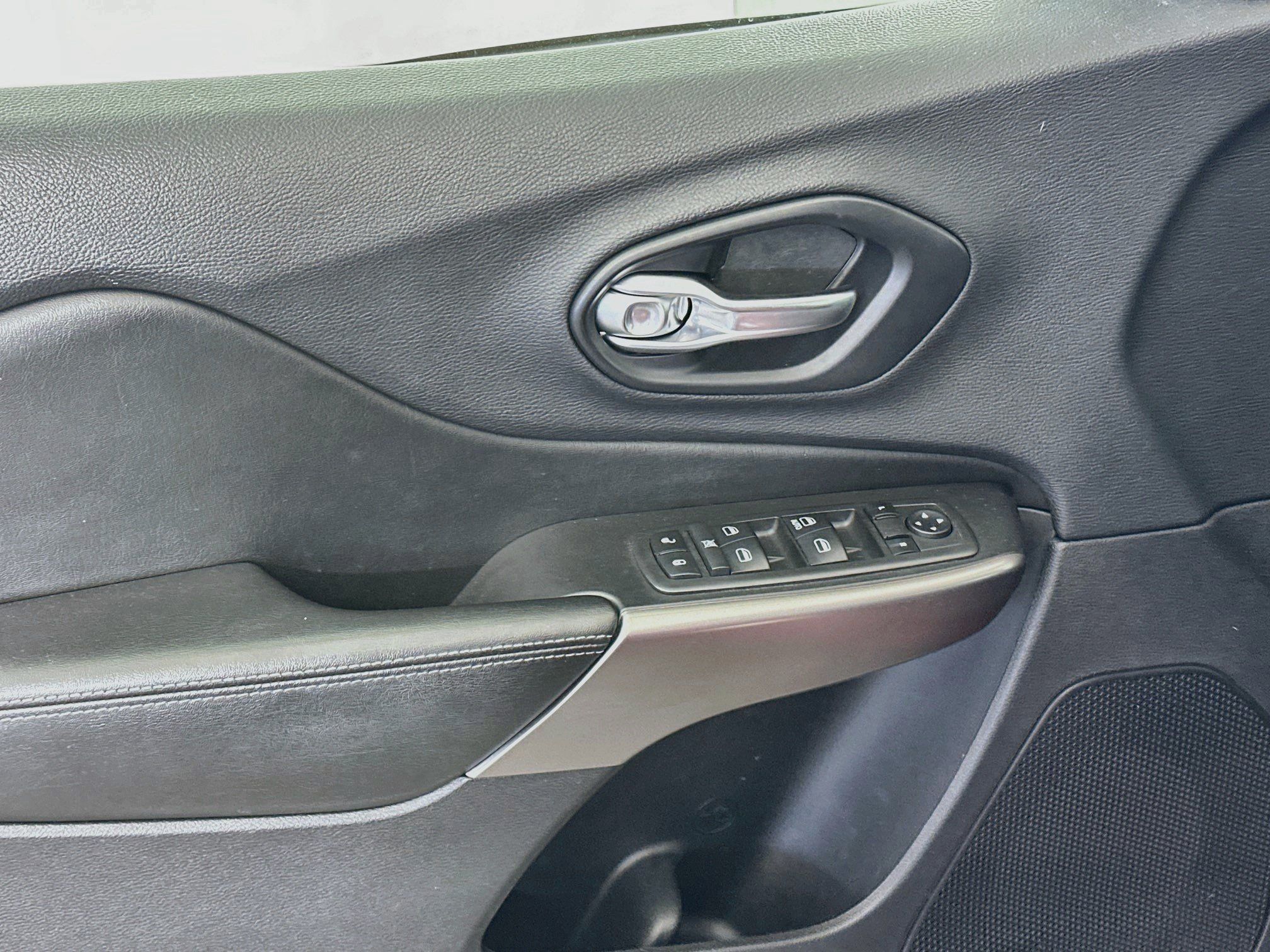 Used 2019 Jeep Cherokee Latitude w/ Popular Appearance Group FWD image 15