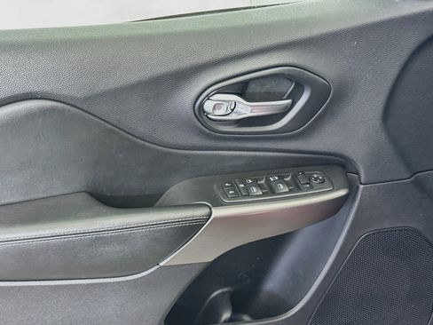 Used 2019 Jeep Cherokee Latitude w/ Popular Appearance Group FWD image 15