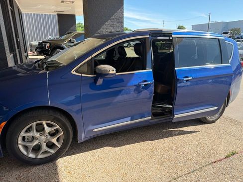 Used 2020 Chrysler Pacifica Limited FWD image 1