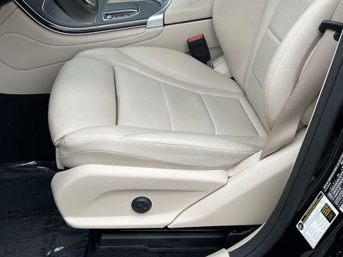 Used 2021 Mercedes-Benz GLC 300 4MATIC image 11