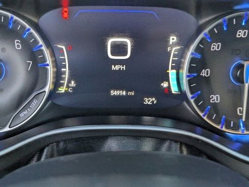 Used 2024 Chrysler Pacifica Touring-L image 14