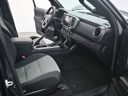 Used 2022 Toyota Tacoma TRD Off-Road AWD/4WD image 16