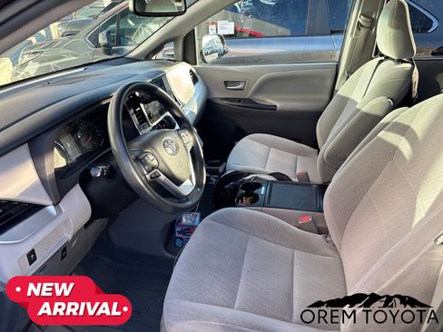 Used 2016 Toyota Sienna LE AWD/4WD image 10